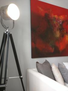 una lámpara junto a un sofá con una pintura en Recoleta Classic en Buenos Aires