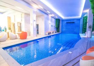 Bazén v ubytování Goldberry Lite Hotel nebo v jeho okolí