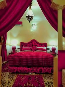 Una cama o camas en una habitación de Riad Konouz