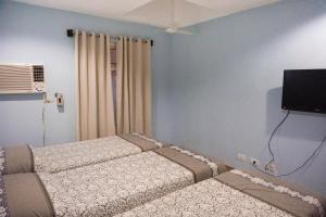 Postel nebo postele na pokoji v ubytování Crowne Garden Hotel