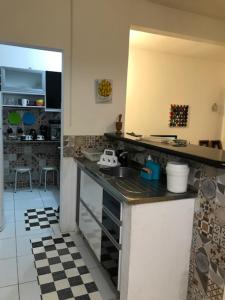 Una cocina o zona de cocina en Lindo Apartamento em Arraial