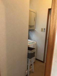 読谷村にあるプラス ワン フロム Cg7pの冷蔵庫と電子レンジを備えた小さなキッチン