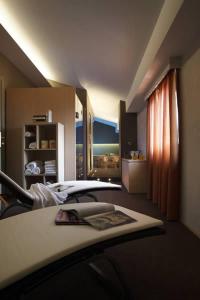 Pokój z 2 łóżkami i stołem z lustrem w obiekcie Villa Luisa w mieście Todi