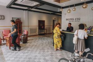 una mujer parada en un mostrador en una peluquería en HOTEL CIQ, JALAN TRUS, en Johor Bahru