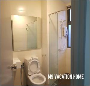 ein Bad mit einem WC und einer ebenerdigen Dusche in der Unterkunft MS Vacation Home (Muslim Homestay) in Cameron Highlands