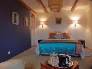 Minihy-TréguierにあるKer Ar Menのベッドルーム1室(ベッド1台、ソファ、テーブル付)