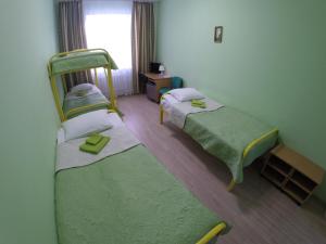 Bolshoy Ural na Malysheva Hotel tesisinde bir odada yatak veya yataklar