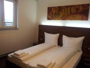 Postel nebo postele na pokoji v ubytování Hotel Fabrik Vösendorf