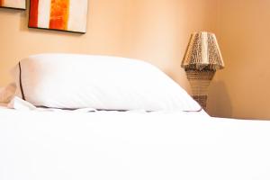 Letto o letti in una camera di Dreamkapture Hostel close to the airport and bus terminal