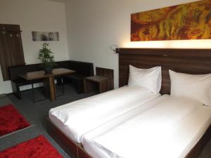 Postel nebo postele na pokoji v ubytování Hotel Fabrik Vösendorf