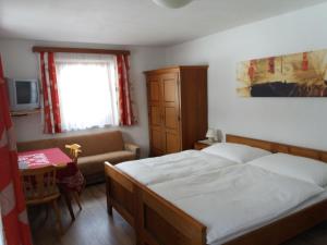 A bed or beds in a room at Gästeheim Pötscher