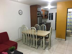 cocina y comedor con mesa y sillas en Fantastic & Cozy #5: Condo Close to the Beach, en Ensenada