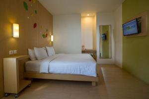 Postel nebo postele na pokoji v ubytování Ascent Hotel & Cafe Malang