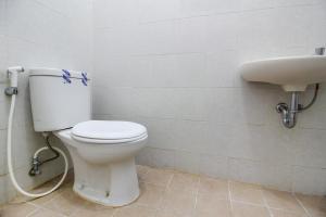 Koupelna v ubytování RedDoorz Plus near Alun Alun Selatan