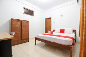 Postel nebo postele na pokoji v ubytování RedDoorz Plus near Alun Alun Selatan