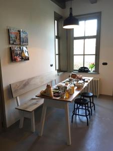 una mesa con comida en una habitación en B&B In het Voorhuys, en Zuidlaren