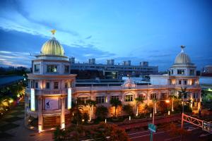 台南的住宿－國妃鷹堡汽車旅館，一座建筑,上面有两个圆顶