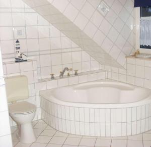 Ένα μπάνιο στο Ferienwohnung Kredig +2 φωτογραφίες
