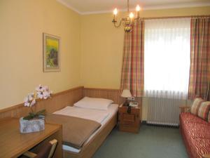 A bed or beds in a room at Goldener Ochs