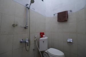 Ένα μπάνιο στο RedDoorz Plus near Undip Tembalang
