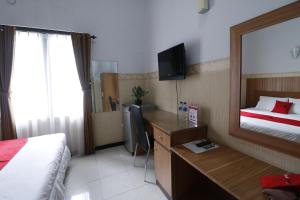 Ένα ή περισσότερα κρεβάτια σε δωμάτιο στο RedDoorz Plus near Undip Tembalang