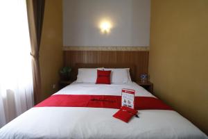Ένα ή περισσότερα κρεβάτια σε δωμάτιο στο RedDoorz Plus near Undip Tembalang