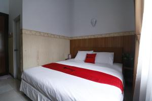 Ένα ή περισσότερα κρεβάτια σε δωμάτιο στο RedDoorz Plus near Undip Tembalang