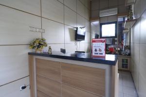 Η κουζίνα ή μικρή κουζίνα στο RedDoorz Plus near Undip Tembalang