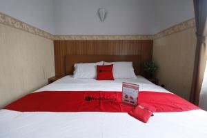 Ένα ή περισσότερα κρεβάτια σε δωμάτιο στο RedDoorz Plus near Undip Tembalang