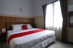 Ένα ή περισσότερα κρεβάτια σε δωμάτιο στο RedDoorz Plus near Undip Tembalang