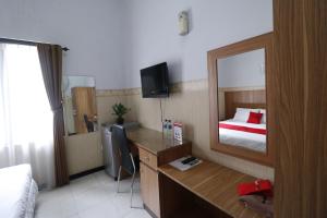 Ένα ή περισσότερα κρεβάτια σε δωμάτιο στο RedDoorz Plus near Undip Tembalang