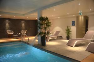 Hotel et Spa Les Cleunes Oléron内部或周边的泳池