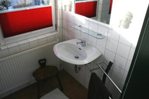 Ein Badezimmer in der Unterkunft "Haus Husum"