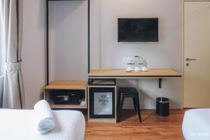 Habitación con mesa, silla y taburete en HOTEL CIQ, JALAN TRUS, en Johor Bahru