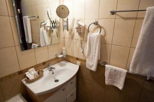 uma casa de banho com um lavatório e um espelho em Hotel Pyramida em Krasnodar