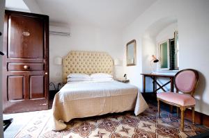 1 dormitorio con 1 cama, 1 mesa y 1 silla en Sveva rooms, en Noto
