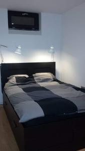 Uma cama ou camas num quarto em "Scandinavian" apartment in Cascais's old town