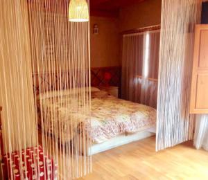 a bedroom with a bed in a swinging cage at Casita de Noah in Arnedillo