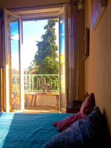 1 dormitorio con 1 cama y puerta corredera de cristal en Home Stay - Baie des Anges, en Niza