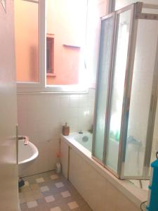 La salle de bains est pourvue d'une douche, d'une baignoire et d'un lavabo. dans l'établissement Home Stay - Baie des Anges, à Nice