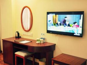 TV tai viihdekeskus majoituspaikassa GreenTree Inn Anhui Hefei Huangshan Road Business Hotel