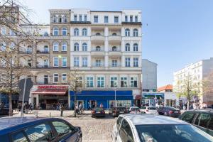 una concurrida calle de la ciudad con coches aparcados frente a un edificio en Novum Hotel Hamburg Stadtzentrum en Hamburgo