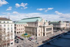 una vista aerea di una città con edifici di Duschel Apartments City Center a Vienna