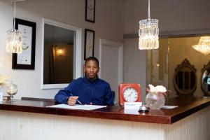 Členové personálu v ubytování Oleander Guest House + 37 fotografií