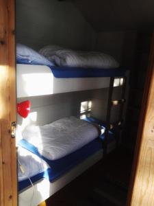 2 stapelbedden in een kamer met een deur open bij Sjodalen Hyttetun og Camping in Stuttgongfossen