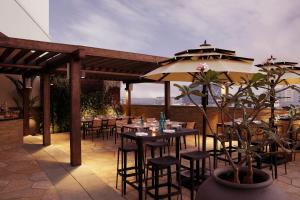 Novotel Kochi Infopark餐厅或其他用餐的地方
