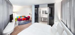 Llit o llits en una habitació de Jaz in the City Stuttgart
