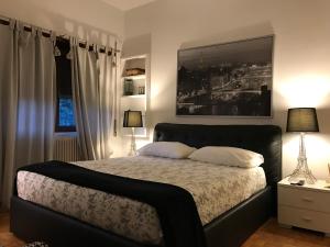 ein Schlafzimmer mit einem Bett mit zwei Lampen und einem Fenster in der Unterkunft Princess B&B Frascati in Frascati