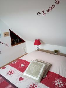 ein Schlafzimmer mit einem Bett mit einem Buch darauf in der Unterkunft Chambres d'hôtes chez sandrine in Rhinau