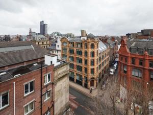 een luchtzicht op een stad met gebouwen bij Deluxe 2 Bed Apartment in Manchester